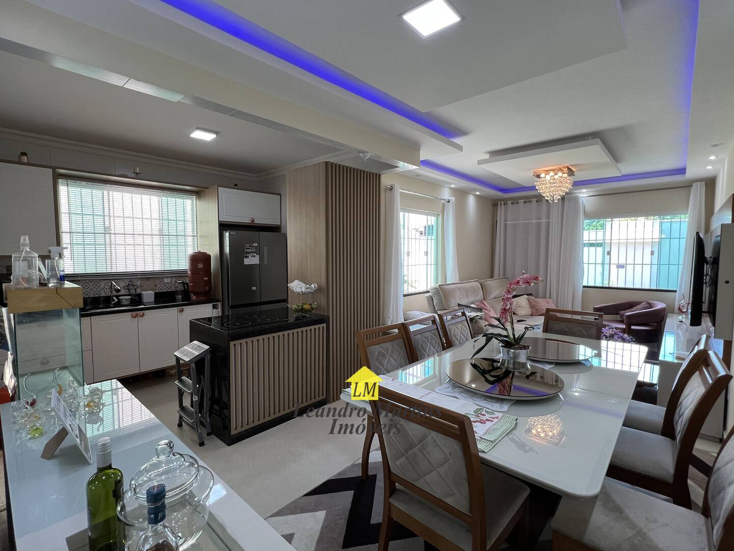 Casa à venda com 3 quartos, 300m² - Foto 1